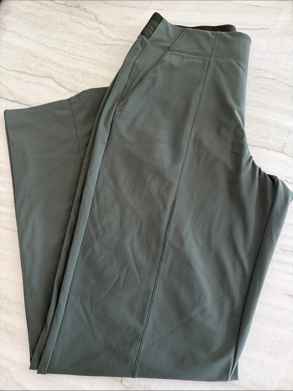 Athleta women Olive Green pants size 10 Tall